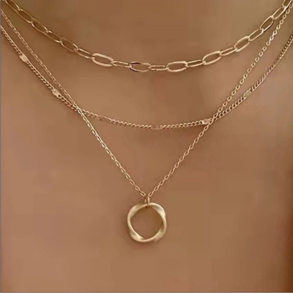 Last one!🆕 gold plated layered circle pendant necklace